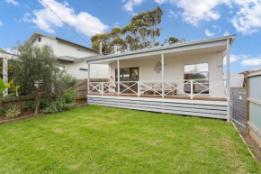 Beautiful Bungalow Pet-Friendly & Walk to Beach